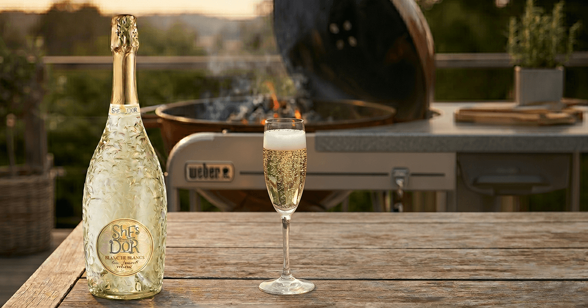 Bubbel till grillkvällen – därför funkar mousserande vin vid grillen